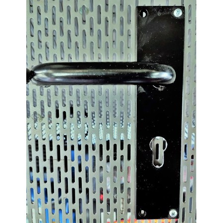 MANIVELA CLOVAN CON PLACA DE 50x230mm LACADA EN NEGRO Y CON BOCALLAVE A 70mm