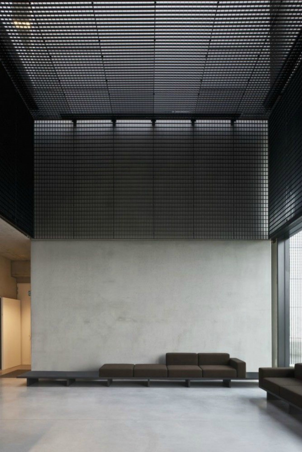 Rejillas metálicas en Oficinas Tonickx / Vincent van Duysen Arquitectos