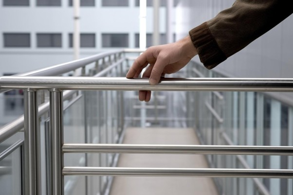 Herramientas para instalar barandillas de cristal con estilo y seguridad Herramientas para instalar barandillas de cristal con estilo y seguridad