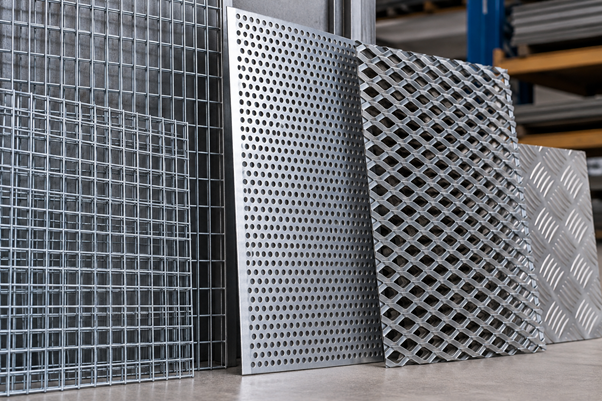 Malla soldada, chapa perforada o metal deployé: diferencias y aplicaciones